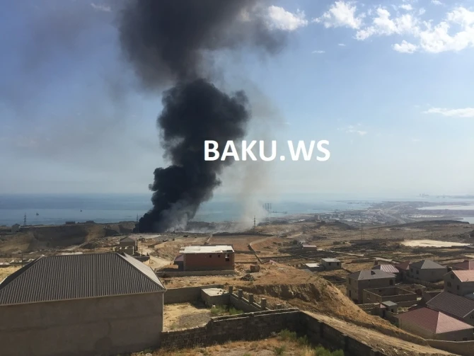 Bakını bürüyən qara tüstü – “Sakinlər pul vermir, biz də yandırırıq” – VİDEO