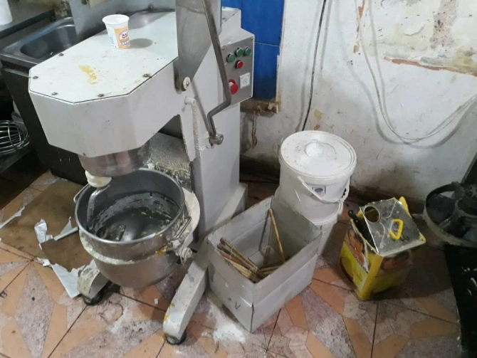 Bakıda şirniyyat sexində iyrənc mənzərə - FOTO