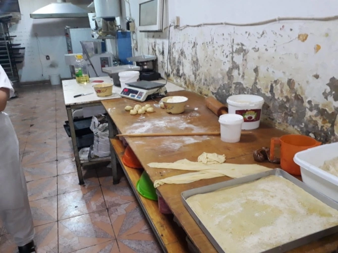 Bakıda şirniyyat sexində iyrənc mənzərə - FOTO
