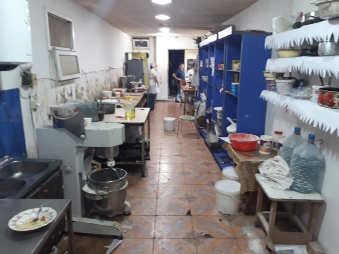Bakıda şirniyyat sexində iyrənc mənzərə - FOTO