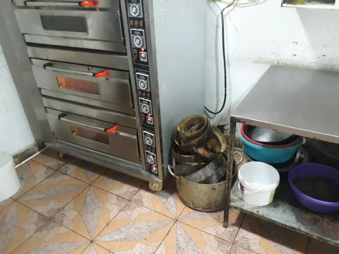Bakıda şirniyyat sexində iyrənc mənzərə - FOTO