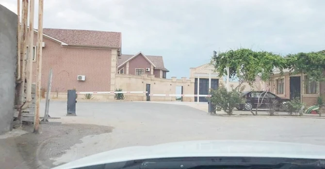 Bakıda məmur özbaşınalığı - Evinin qabağına şlaqbaum qoydurub, yolu kəsdi – FOTO