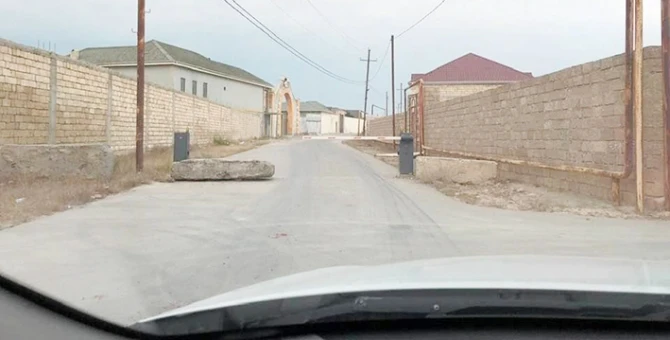 Bakıda məmur özbaşınalığı - Evinin qabağına şlaqbaum qoydurub, yolu kəsdi – FOTO