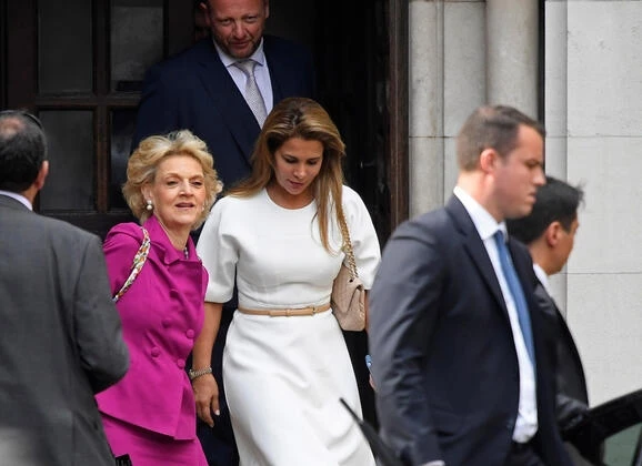 Dubay şeyxindən qaçan arvadı kameralara tuş gəldi – VİDEO