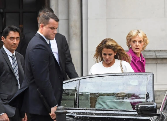 Dubay şeyxindən qaçan arvadı kameralara tuş gəldi – VİDEO