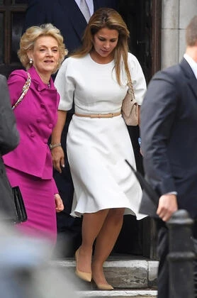 Dubay şeyxindən qaçan arvadı kameralara tuş gəldi – VİDEO