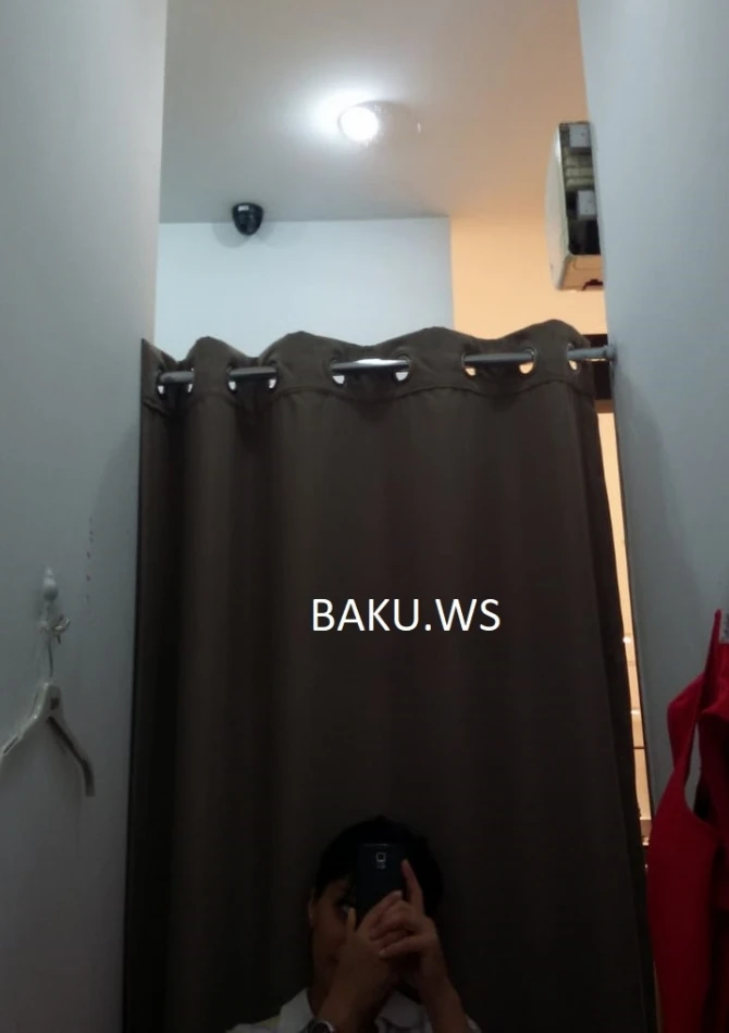 Bakıda mağazada paltarını dəyişən qadınları belə izləyirlər – FOTO
