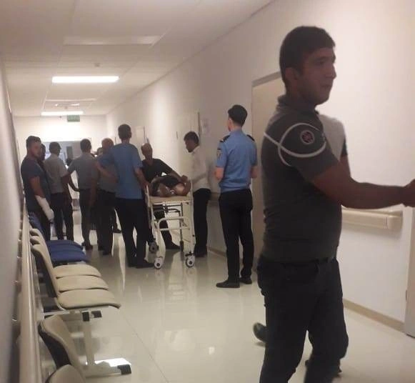 Qubada şadlıq sarayına gedən toy karvanı qəzaya düşdü - FOTO