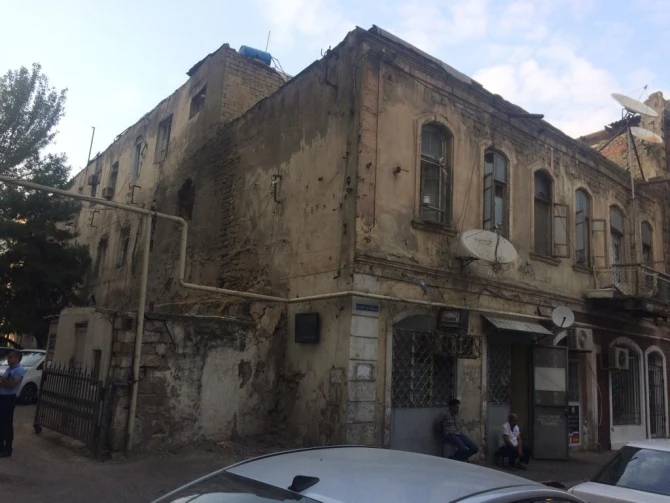 В Баку жильцы отказываются покидать аварийный дом: на место прибыл Эльдар Азизов - ФОТО 