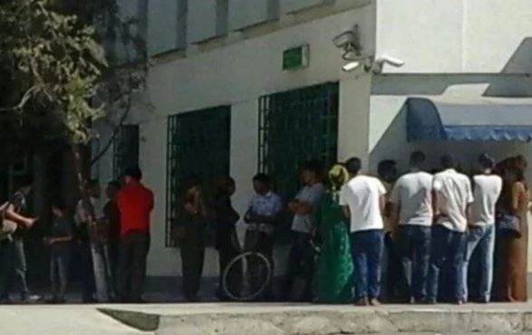В Туркменистане граждан задерживают за снятие наличных - ФОТО