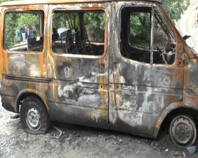 Azərbaycanda iki mikroavtobusu yandıran şəxs saxlanıldı - FOTO
