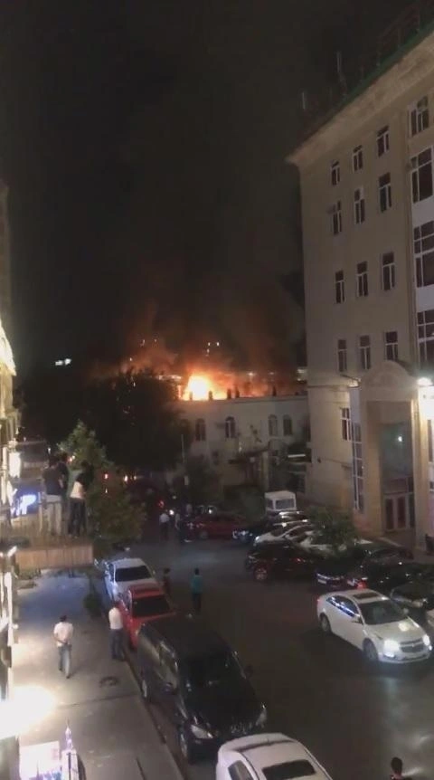 В центре Баку горит здание рядом с ЦУМ-ом - ФОТО