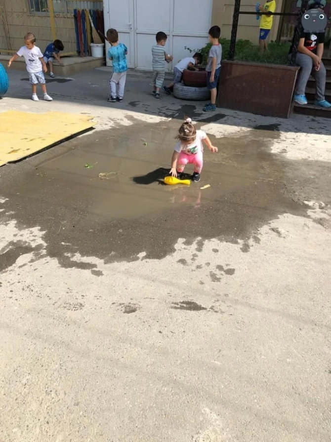 Bakıda özəl bağçada uşaq çirkli suyun içində oynayır - FOTO