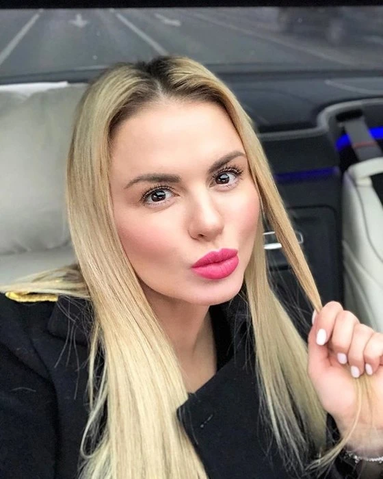 Анна Семенович пойдет на свидание вслепую с миллионером, купившим встречу с ней