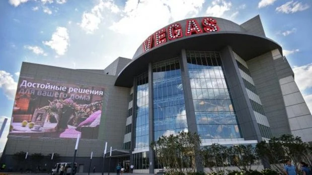 Azərbaycanlı milyarderin qardaşı qızı Sabinanın ticarət mərkəzində başına iş gəldi