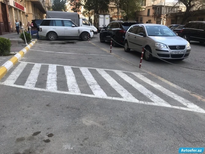 Bakıda restoran yolun kənarını “zəncirləyib” – FOTO