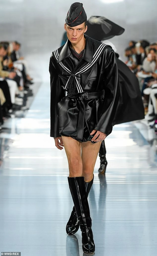 Походка модели на подиуме испугала зрителей - ВИДЕО