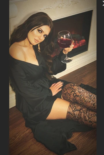 Əlində şərab badəsi tutan sərxoş Mina... - FOTO