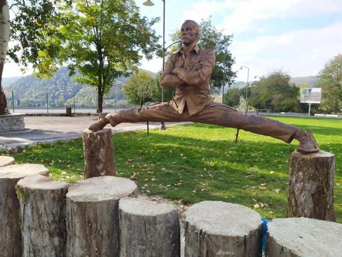 Azərbaycanda Van Damma heykəl qoyuldu - FOTO
