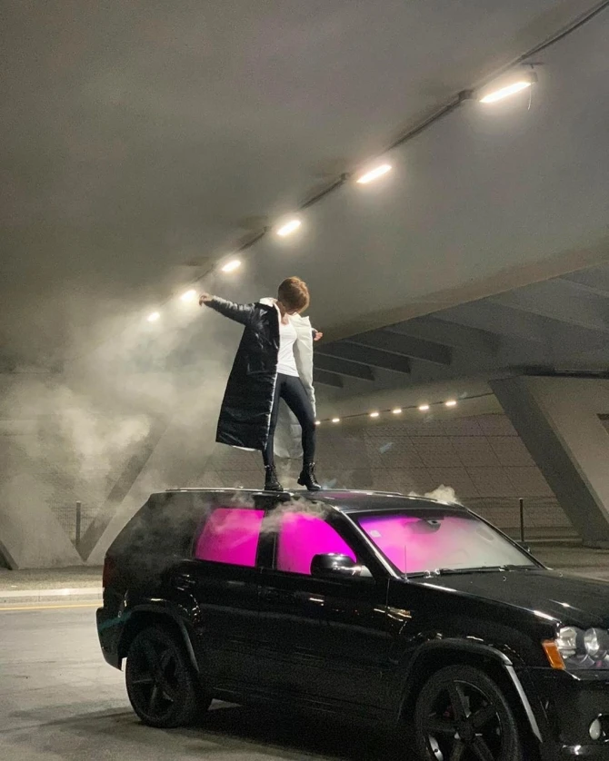 Röya maşının üstünə çıxdı - FOTO