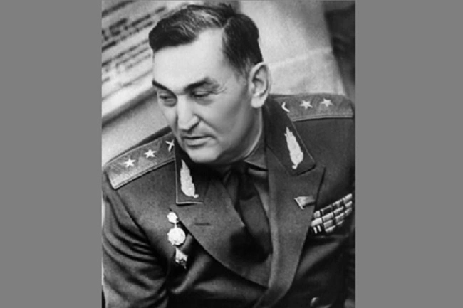 İşdən çıxarılan icra başçısı sabiq nazirə abidə hazırlatdı - FOTO