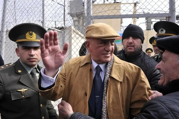 Əli İnsanovdan dəyirmi masada “müxalifətçilik oyunu”