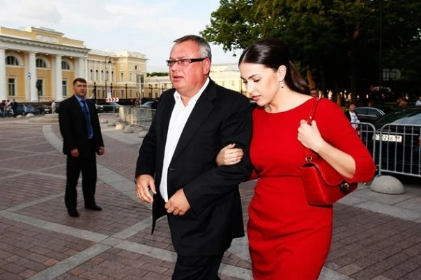 Azərbaycanlı aparıcının bank prezidenti ilə eşq yaşadığı üzə çıxdı - FOTO