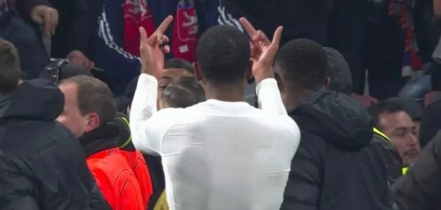 Azarkeş hörmətsizlik etdi, futbolçu belə cavab verdi - VİDEO