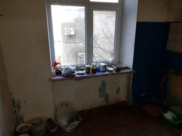 Sumqayıtda polis xəstə qadının mənzilinə göz dikib - FOTO/VİDEO