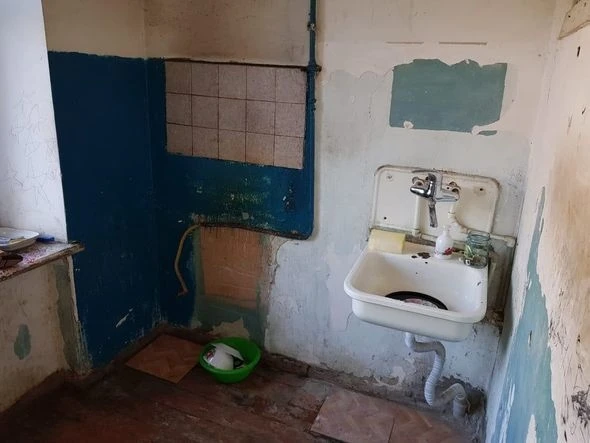 Sumqayıtda polis xəstə qadının mənzilinə göz dikib - FOTO/VİDEO