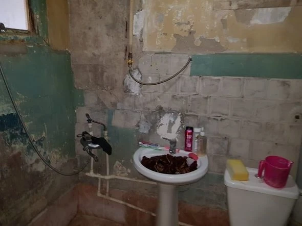 Sumqayıtda polis xəstə qadının mənzilinə göz dikib - FOTO/VİDEO