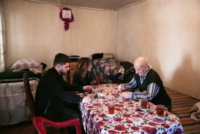 Röya 77 yaşlı şəhid anasının evində oldu: İcra hakimiyyəti isə rəsmi müraciət tələb edir  - FOTO