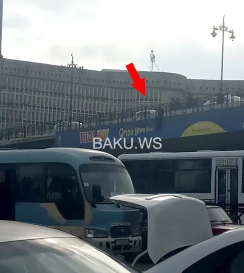 Bakıda kişi intihar etmək üçün körpüyə çıxdı, hərəkət iflic oldu - VİDEO