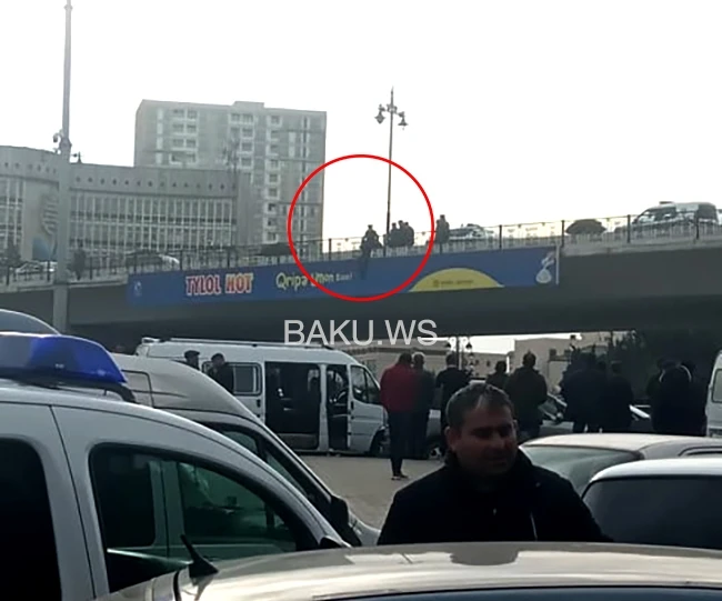 Bakıda kişi intihar etmək üçün körpüyə çıxdı, hərəkət iflic oldu - VİDEO