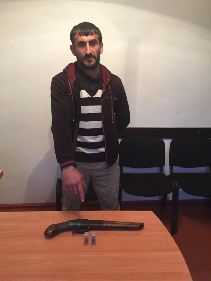 Silah satarkən tutuldu - FOTO
