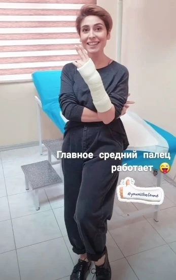 AzTV-nin tanınmış aparıcısının əli sındı - FOTO