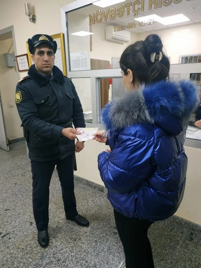 У аппарата BakıKart в метро найдена крупная сумма денег - ФОТО