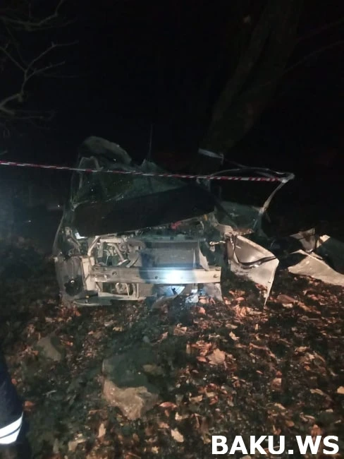 Avtomobil ağaca çırpıldı -1 ölü, 2 yaralı - FOTO