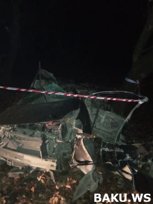 Avtomobil ağaca çırpıldı -1 ölü, 2 yaralı - FOTO