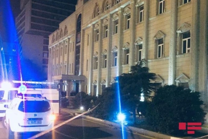 Ветер сорвал крышу здания бывшего Министерства транспорта Азербайджана - ФОТО