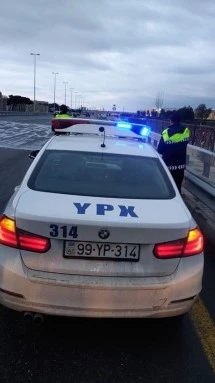 Bakıda polislər yolda buz təmizlədi - VİDEO