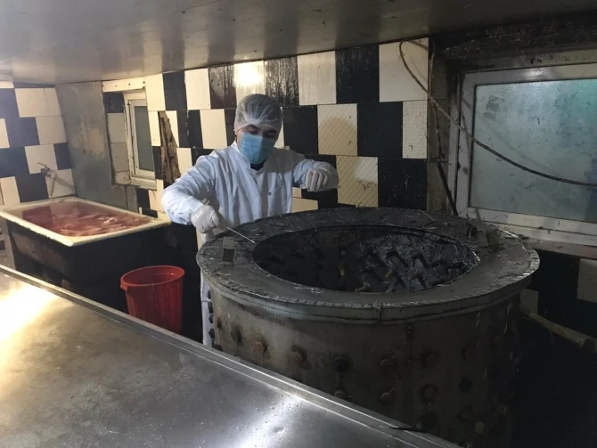 Bakıda quş əti emalı müəssisəsində iyrənc mənzərə - FOTO