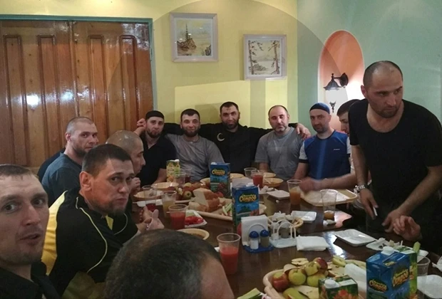 Опубликованы ФОТО застолья убийцы Немцова в колонии