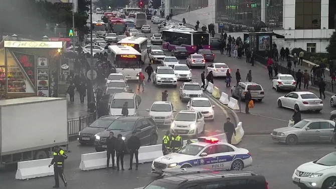 Перекрытая улица вызвала транспортный коллапс в Баку - ФОТО