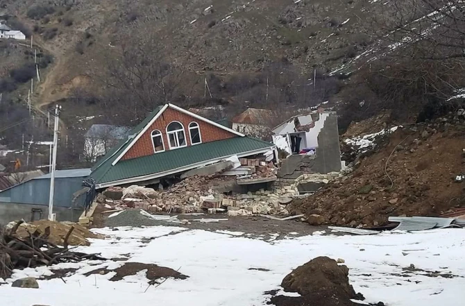 Lerikdə torpaq sürüşməsi olub, ölən var - FOTO