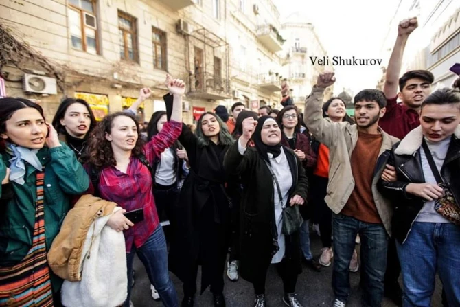 Hicablı feminist aksiyada iştirak etdiyinə görə dayısı tərəfindən döyülüb - FOTO