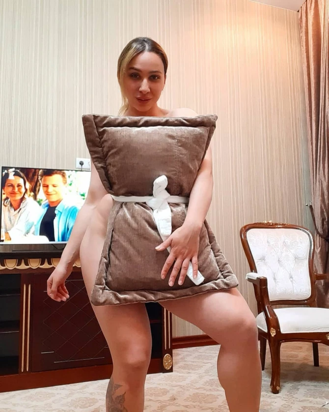 Çılpaq bədənlərini yastıqla örtən azərbaycanlılar... - FOTO
