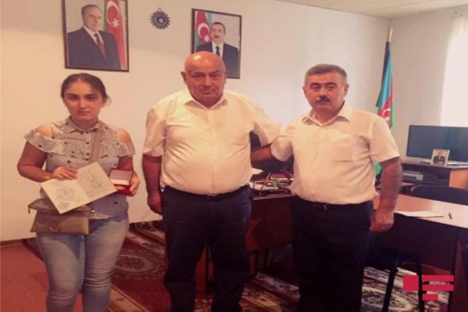 Bakıda pəncərə silmək istəyən tələbə yıxılaraq ölüb - FOTO