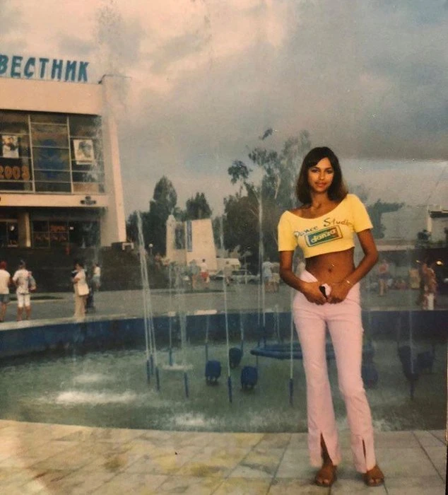 Каре и загорелый живот: Ирина Шейк показала, как выглядела в 14-летнем возрасте - ФОТО