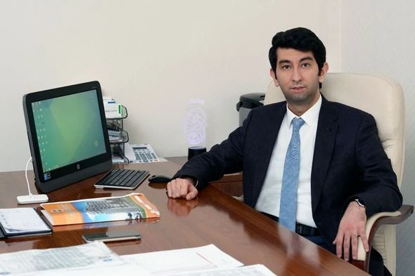 Baş nazirin müavininin oğlu Bakıda koronavirus xəstələrini könüllü müalicə edir - FOTO